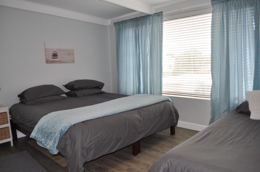 6 Bedroom Property for Sale in Sandbaai Western Cape